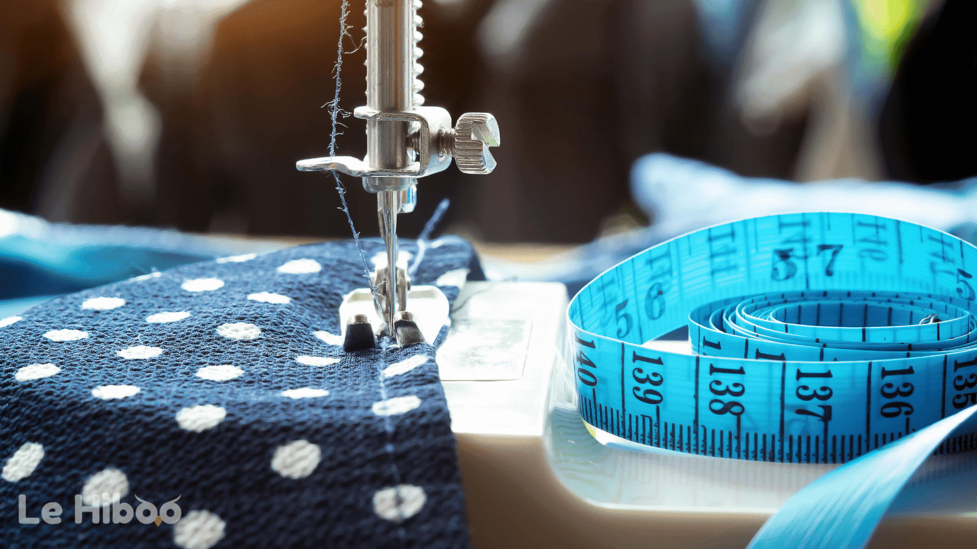 Machine a coudre couture vetement tissu bleu a pois blanc Machine a coudre couture vetement tissu bleu a pois blanc