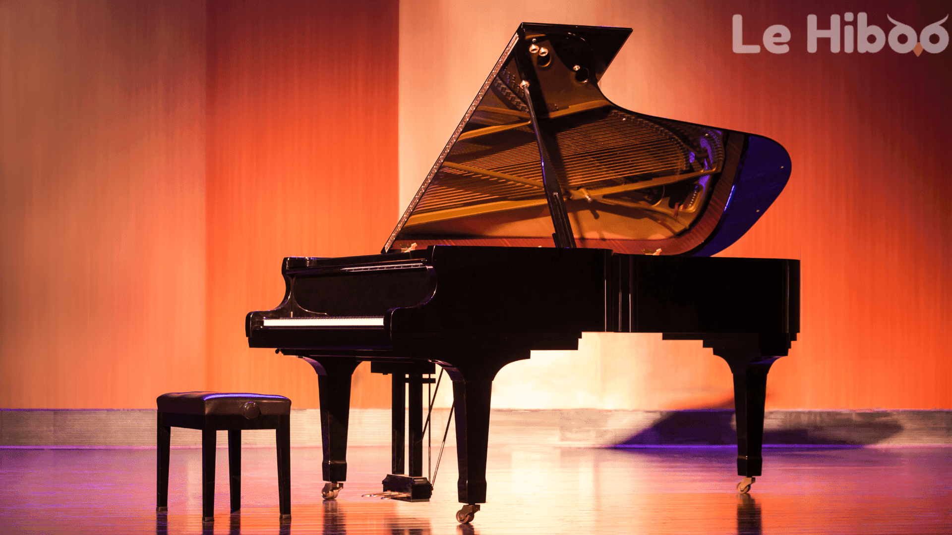 Piano dans une salle de spectacle pour un concert Piano dans une salle de spectacle pour un concert