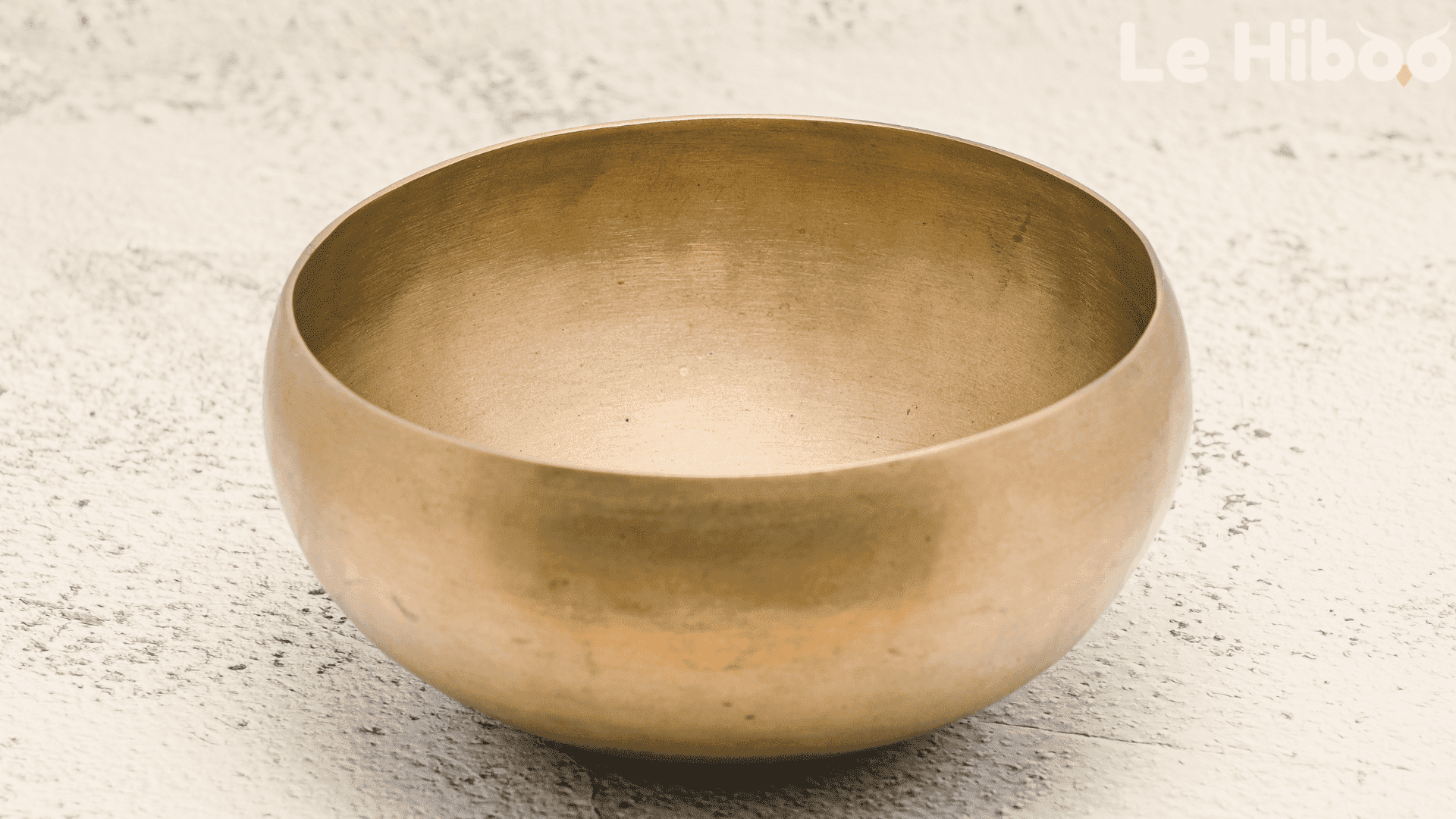 Bol tibetain zen sur un fond beige