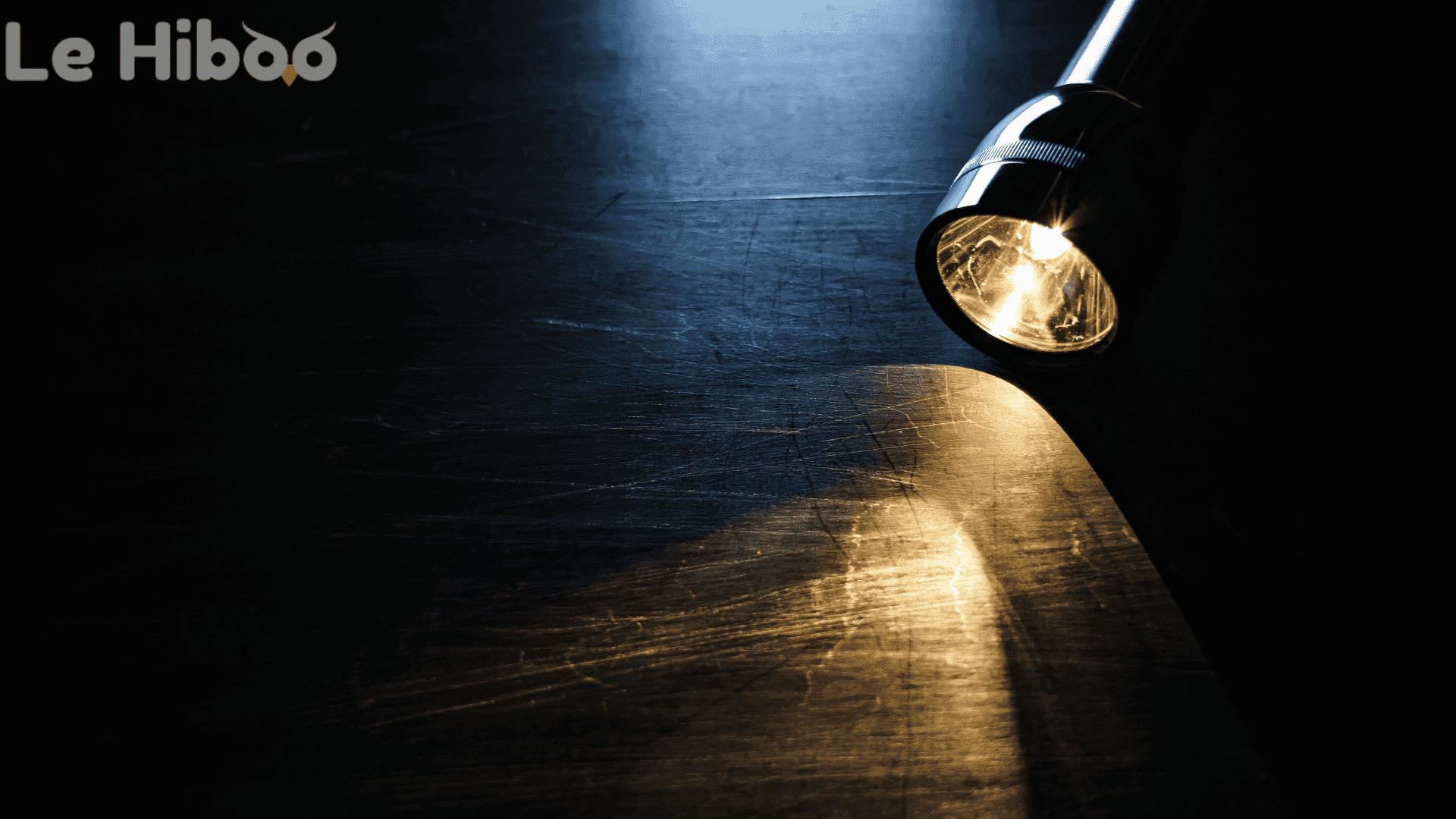 lampe torche sur un parquet en bois lampe torche sur un parquet en bois