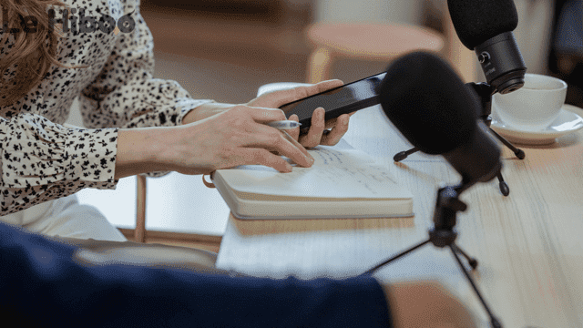 Enregistrement avec livres dans médiathèque bibliothèque Enregistrement avec livres dans médiathèque bibliothèque
