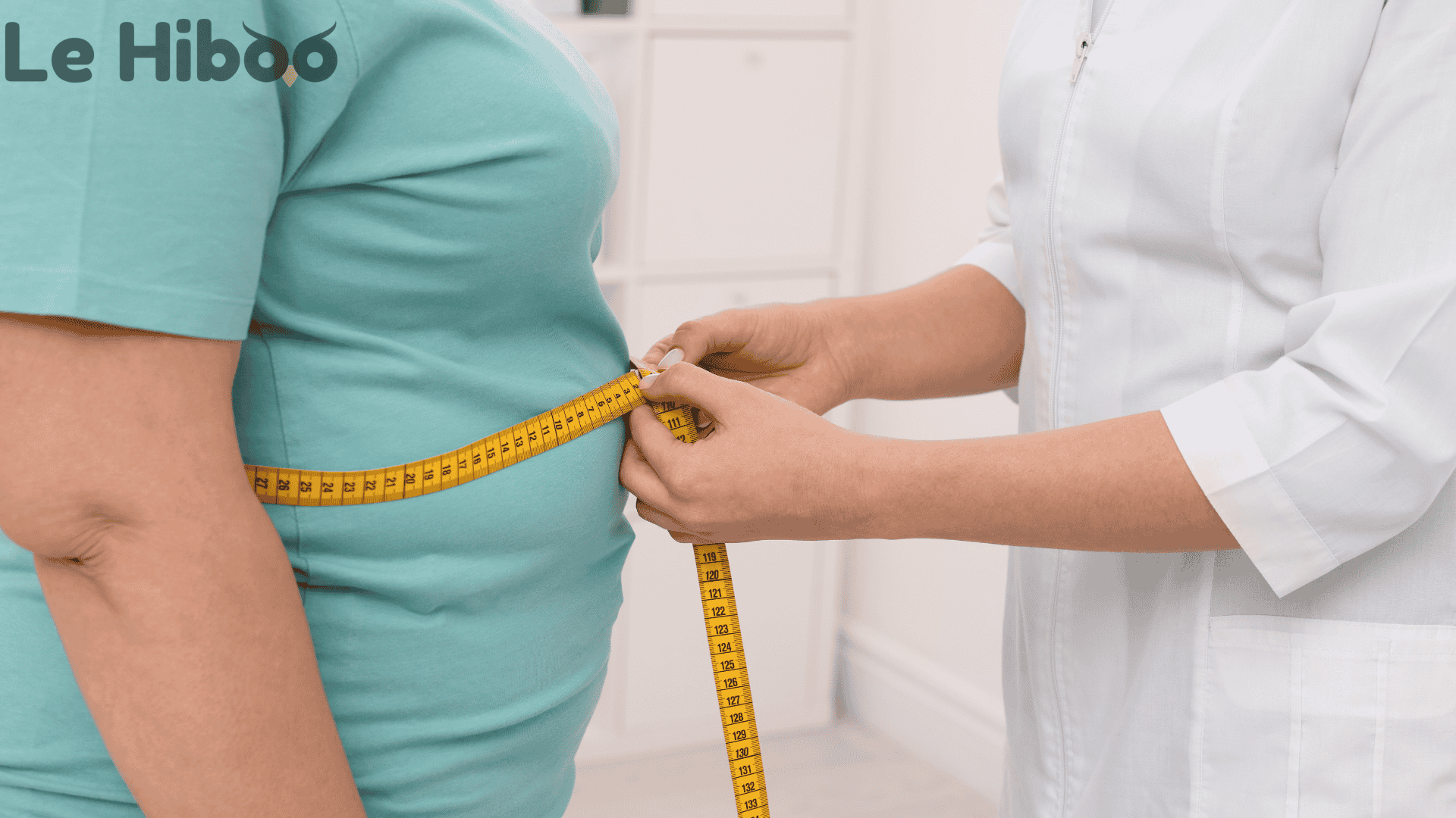 Prevenir et lutter contre obesite personne de santé mesurant le ventre d'une personne obése