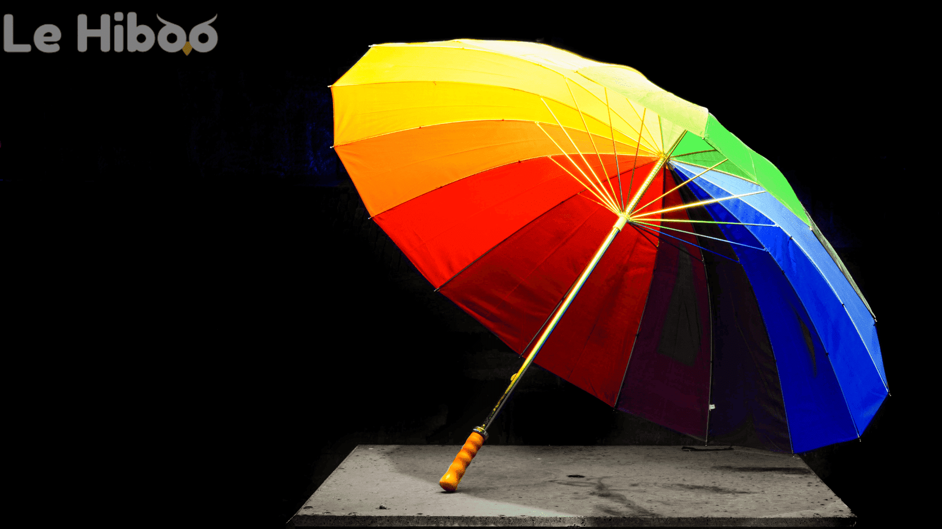 parapluie multicolore sur fond noir parapluie multicolore sur fond noir