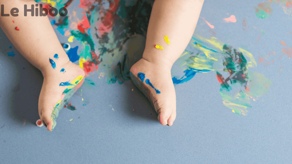 atelier bebe peinture bébé avec les pieds recouverts de peinture