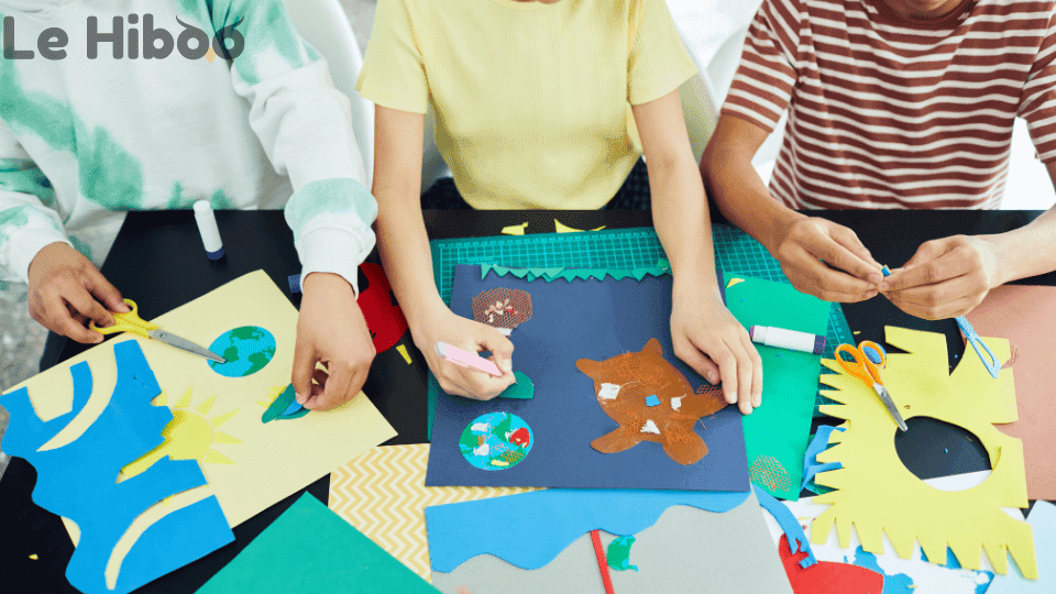 atelier enfant art plastiques monde enfant faisant un atelier manuel