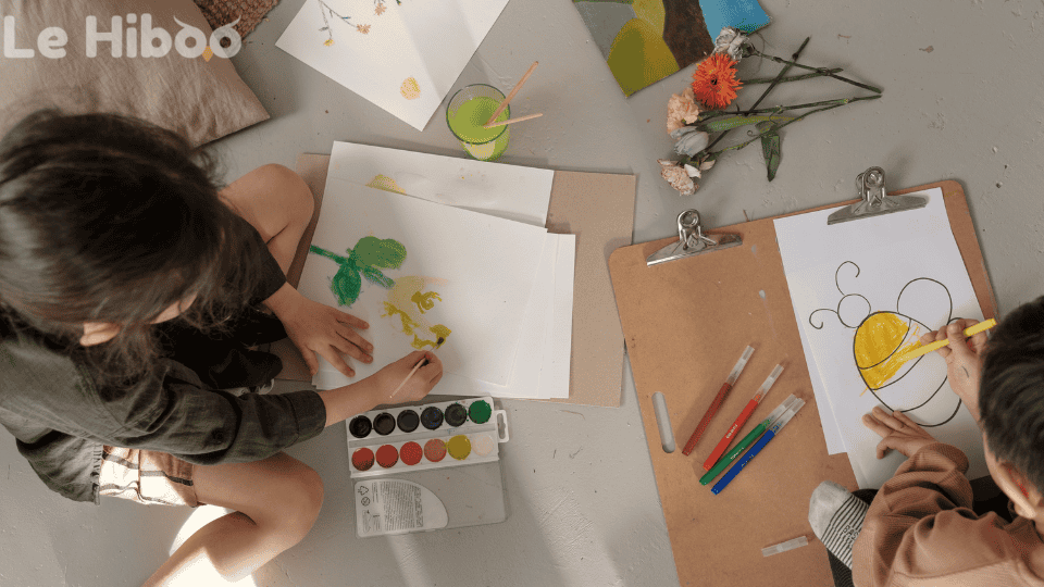 enfants réalisant des activités manuelles peinture dessin 