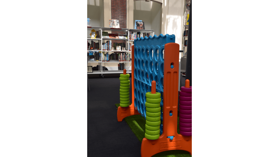 Jeux géants dans les espaces de la mediatheques simone veil valenciennes